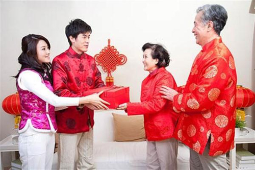 Quà tết ý nghĩa cho bố mẹ Quà tết ý nghĩa cho bố mẹ